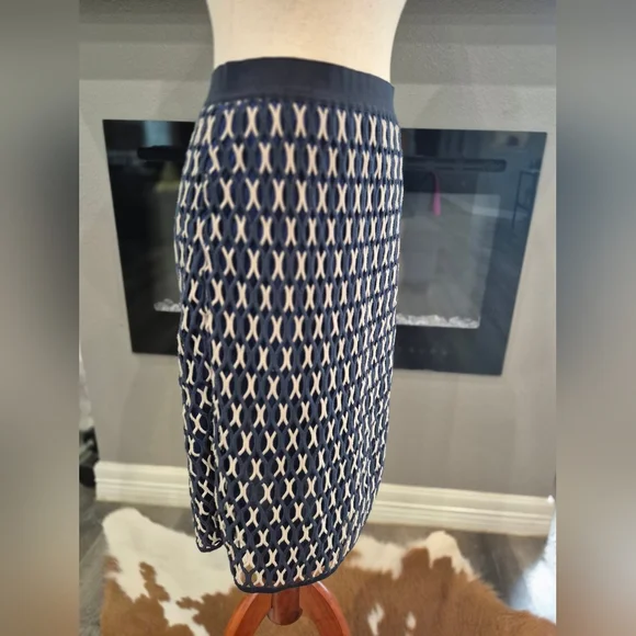 TORY BURCH Skirt Size 4, Elegant Navy and White Patterned Skirt - Picture 6 of 7